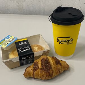 Капучино, сырники и круассан с шоколадом