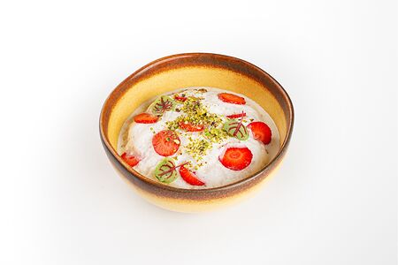 Овсяная каша со свежей ягодой и дробленой фисташкой