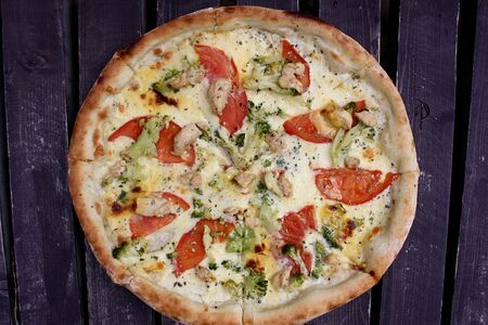 Пицца с курицей и брокколи