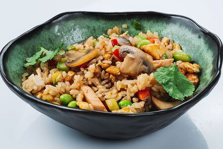 Жареный рис с яйцом и курицей