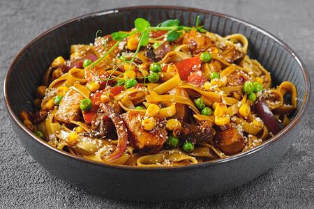 Лапша с курицей, зеленым горошком и кукурузой