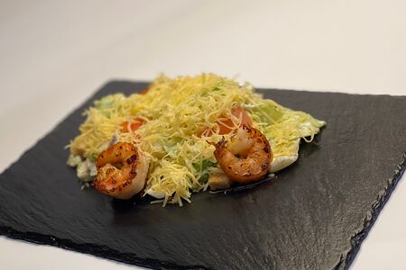 Салат Цезарь с креветками