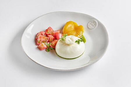 Салат с Бурратой, томатами и печеным перцем