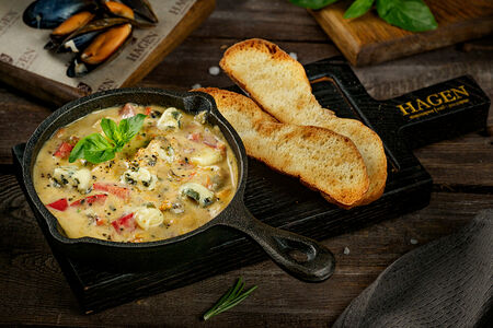 Мидии, запеченные в соусе из голубого сыра