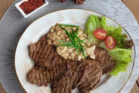 Медальоны из телятины с белыми грибами