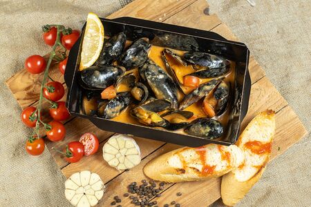 Мидии в томатном соусе