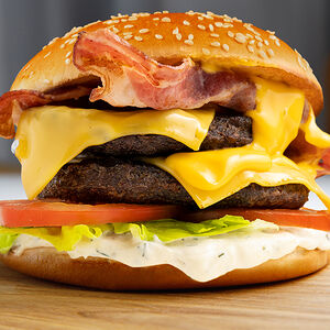 Славный даблбургер с котлетами и беконом