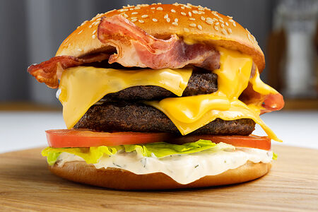 Славный даблбургер с котлетами и беконом