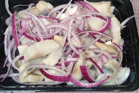 Селедка с красным луком