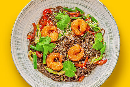 Черная лапша с овощами и креветками в лаймовом молоке