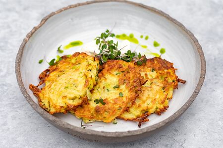 Шпинатные драники со страчателлой и лососем холодного копчения