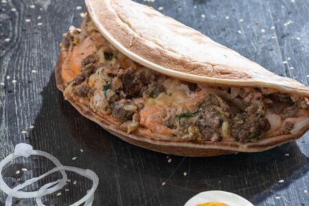 Закрытая пицца мясная