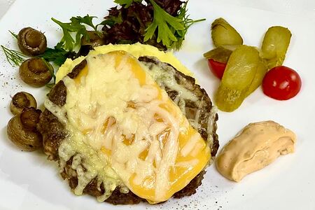 Бифштекс с сыром и картофельным пюре