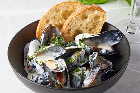 Мидии, припущенные в соусе блю чиз