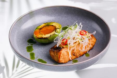 Лосось с авокадо гриль