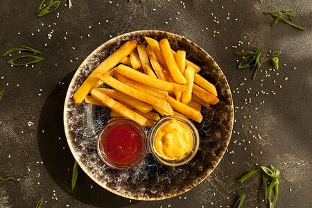 Картофель фри с сырным и томатным соусами