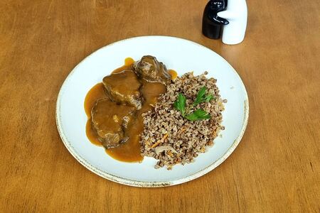 Томленные говяжьи щеки с гречкой