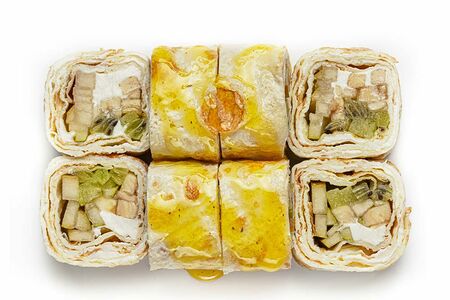 Сладкий ролл в блинчике