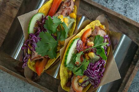 Тако с креветками, гуакамоле и авокадо