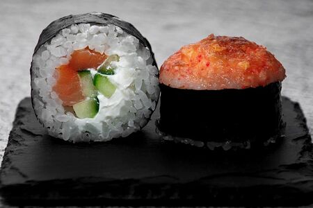 Ролл запечённый с копчёным лососем