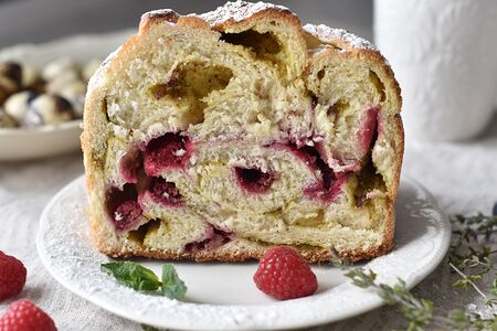 Краффин с фисташкой и малиной