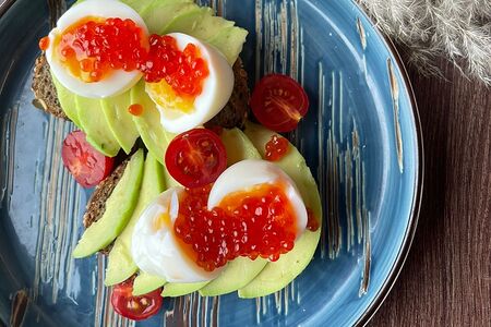 Тост с авокадо, красной икрой и яйцом