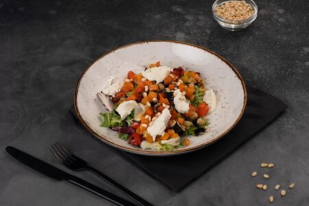 Теплый салат из запеченных овощей и сыра