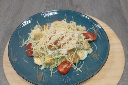 Салат Цезарь с курицей