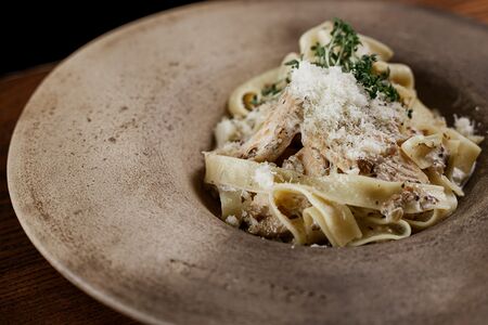 Паста с курицей и грибами