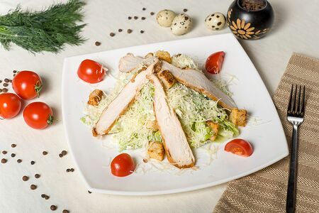 Салат Цезарь с курицей