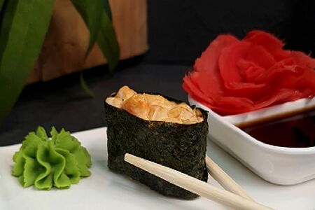 Гункан с копченой курицей