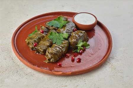 Долма в виноградных листьях