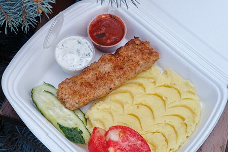 Люля-кебаб куриный с картофельным пюре, помидор, огурец