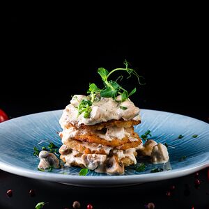 Драники с курицей в сливочном соусе