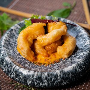 Креветки темпура с соусом бенг-бенг