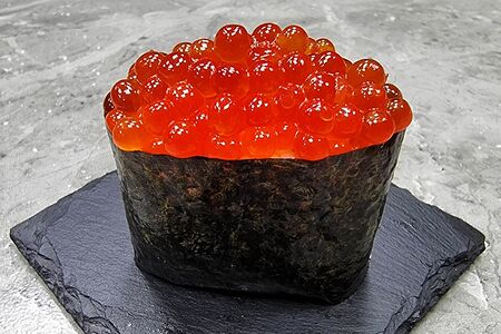 Гункан с икрой лосося
