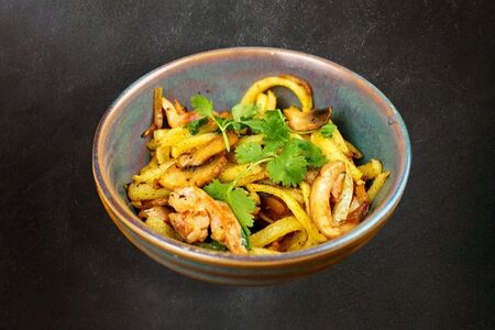 Картофель, жаренный с курицей и грибами