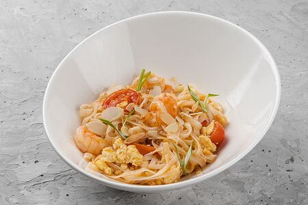 Пад тай с креветкой и арахисом