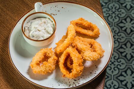 Луковые кольца с соусом тартар