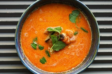 Том-Ям на кокосе с цыплёнком и лососем