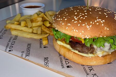 Бургер с говяжьей котлетой и картофелем фри