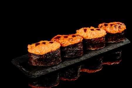 Гункан с лососем