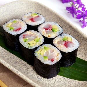 Ролл с окунем и спайси-соусом