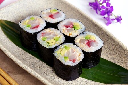 Ролл с окунем и спайси-соусом