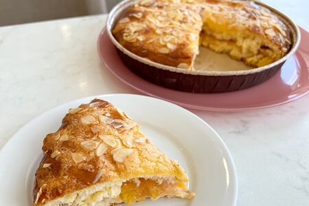 Пирог персиковый с миндалем