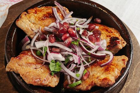 Шашлык из cвинoй шейки на кеци