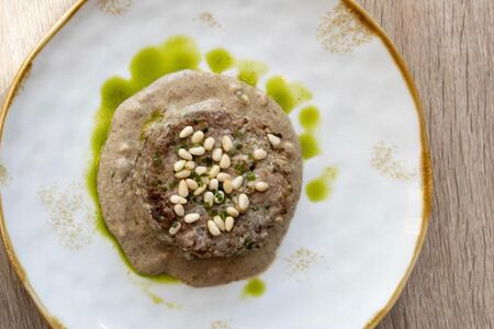 Бифштекс из мяса оленя с кедровым орехом и кремом из белых грибов