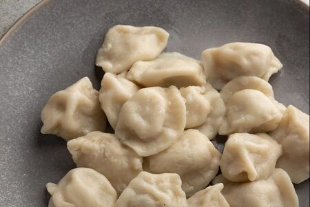 Вареные пельмени из говядины с беконом