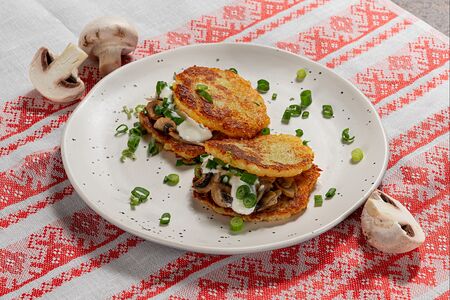 Драники с грибами в сметане и луком