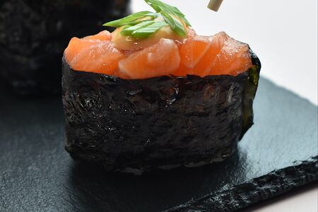 Гункан Лосось